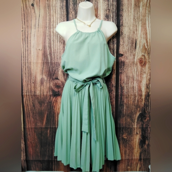 Elegant Green Sleeveless Dress Size Small - Picture 1 of 4
